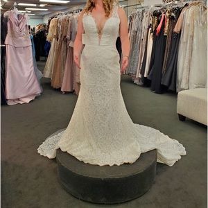 Brand new wedding dress only worn to try on. Wedding called off no alteration